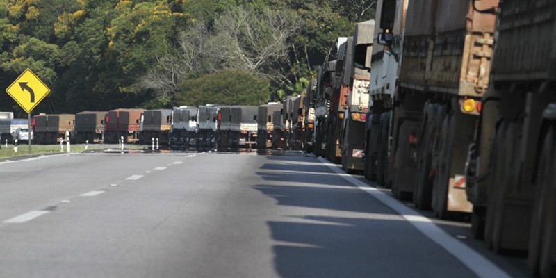 Imagem Ilustrando a Notícia: Caminhoneiros devem liberar rodovias sob pena de multa diária