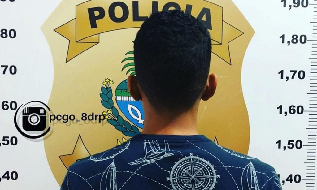 Imagem Ilustrando a Notícia: Rapaz é preso em flagrante suspeito de assaltar dois comércios, em Anápolis