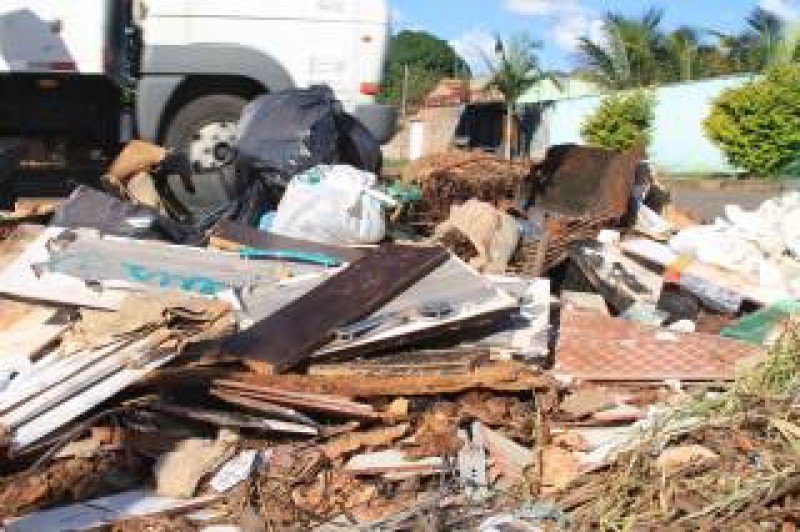 Imagem Ilustrando a Notícia: Moradores de Senador Canedo reclamam da coleta de lixo