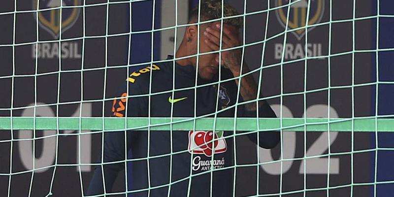 Imagem Ilustrando a Notícia: Com dores no tornozelo, Neymar deixa treino da seleção mancando