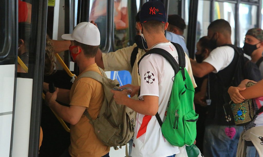 Imagem Ilustrando a Notícia: Mesmo com restrições, mais de 50% dos usuários de ônibus não são trabalhadores essenciais
