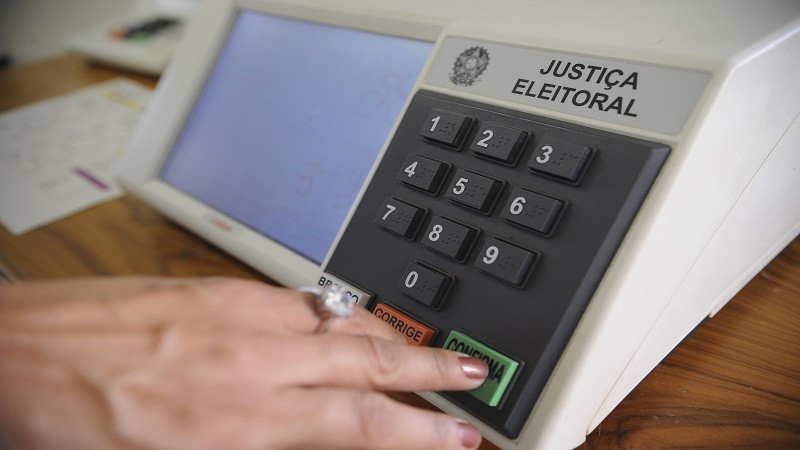 Imagem Ilustrando a Notícia: Eleitor que não votou no primeiro turno deve ir às urnas domingo