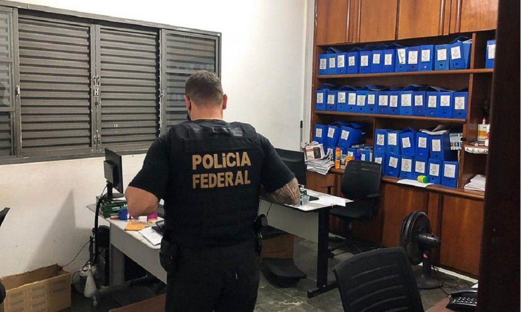 Imagem Ilustrando a Notícia: PF deflagra operação para apurar desvios de recursos em Goiás