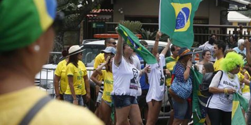 Imagem Ilustrando a Notícia: Resultado é comemorado com festa em frente à casa de Bolsonaro