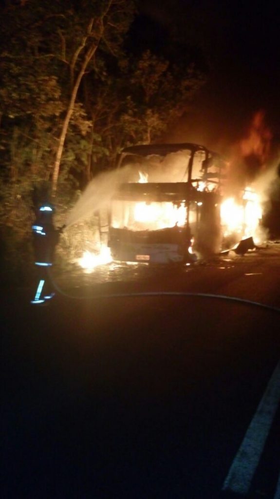 Imagem Ilustrando a Notícia: Ônibus pega fogo com 54 pessoas a bordo na BR-153
