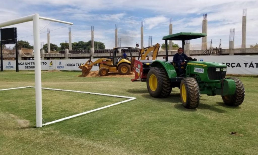 Imagem Ilustrando a Notícia: Prefeitura de Anápolis revitaliza gramado do Estádio Jonas Duarte