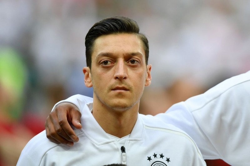 Imagem Ilustrando a Notícia: Merkel expressa respeito pela retirada de Özil da seleção