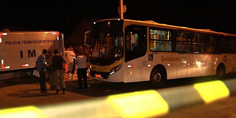 Imagem Ilustrando a Notícia: Rapaz é morto a tiros dentro de ônibus do transporte coletivo
