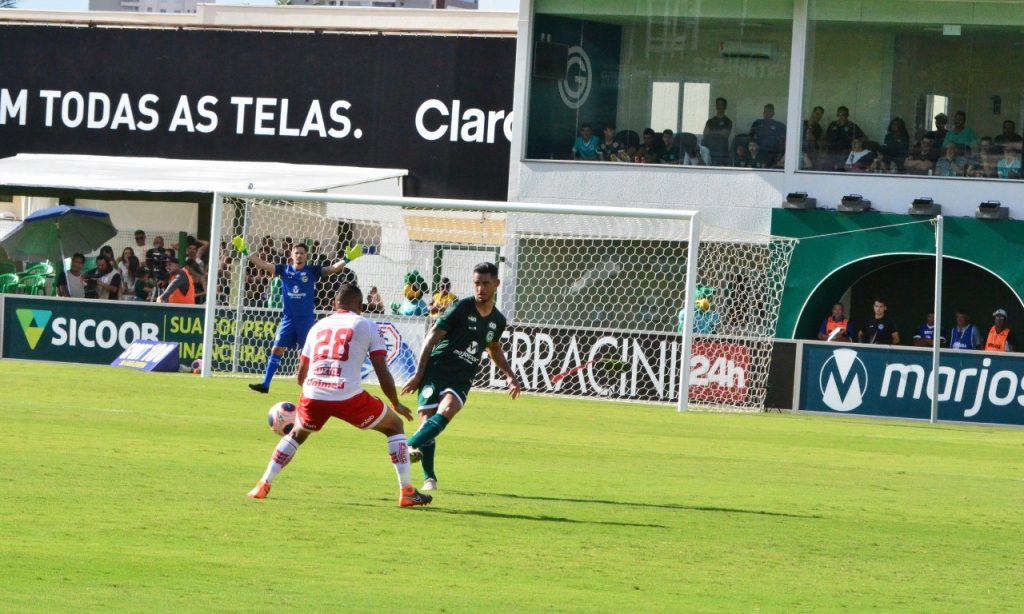 Imagem Ilustrando a Notícia: Torcida vaia e Goiás fica somente no empate no clássico diante do Vila Nova