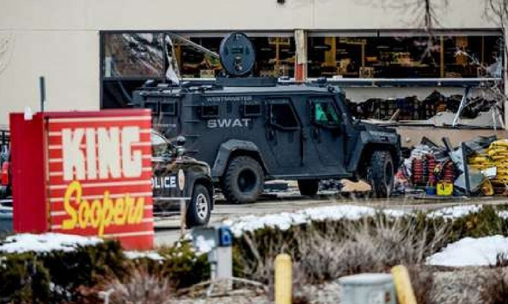Imagem Ilustrando a Notícia: Dez pessoas foram mortas em ataque a tiros dentro de supermercado no Colorado (EUA)