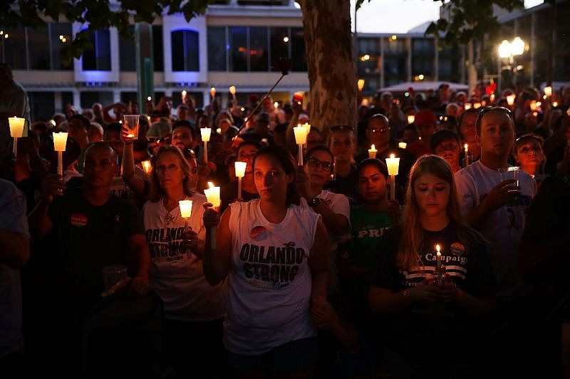 Imagem Ilustrando a Notícia: Luto e dor na vigília pelas vítimas do massacre em escola dos Estados Unidos