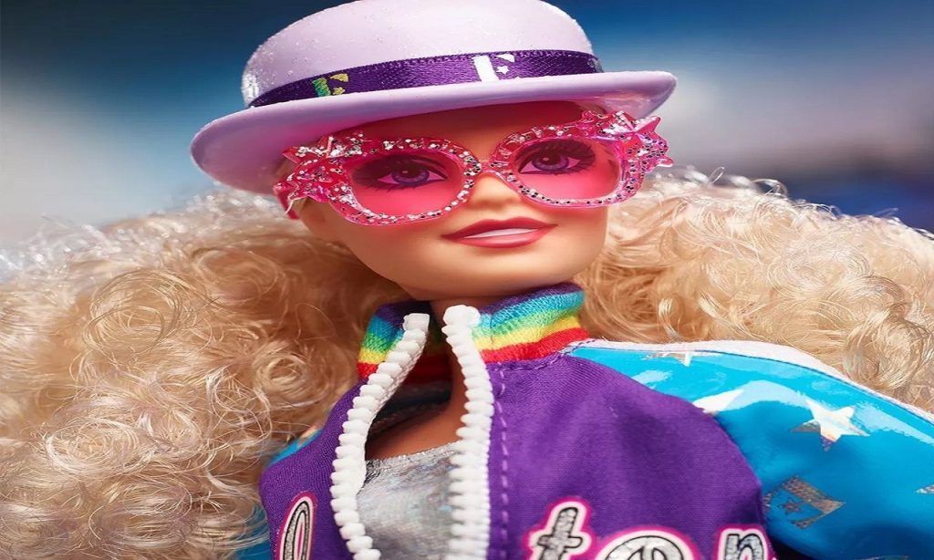 Imagem Ilustrando a Notícia: Cantor Elton John ganha edição limitada de barbie em comemoração aos 45 anos de show histórico