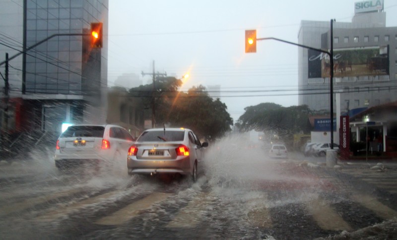 Imagem Ilustrando a Notícia: Forte chuva volta a causar estragos, acidentes e alagamentos em Goiânia