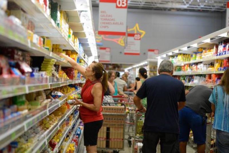 Imagem Ilustrando a Notícia: Economia melhora, mas consumidor está receoso