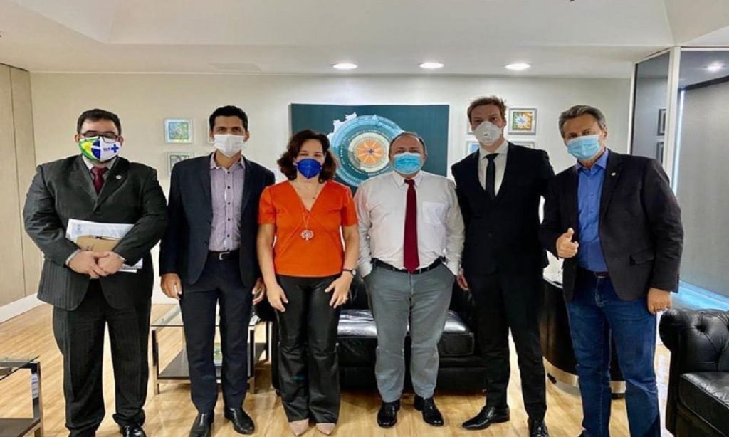 Imagem Ilustrando a Notícia: Ministro recebe defensores do tratamento da Covid-19 com ozônio pelo ânus