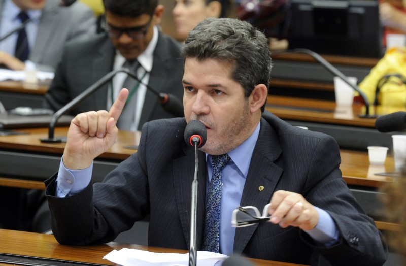 Imagem Ilustrando a Notícia: Sem vice, Delegado Waldir redefine estratégias de campanha