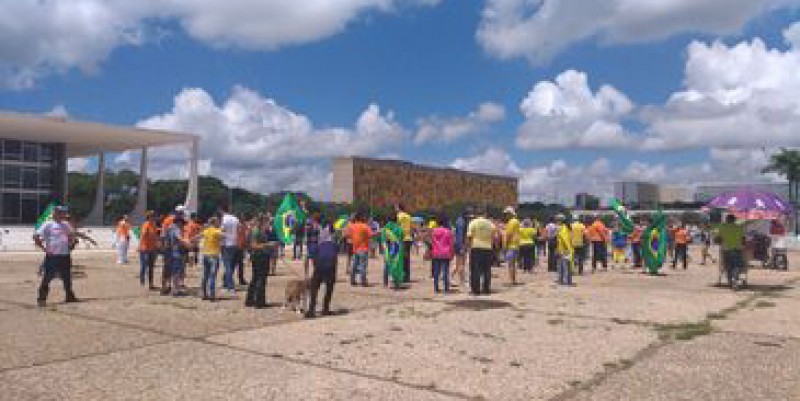Imagem Ilustrando a Notícia: Manifestantes em Brasília protestam contra reajuste para o STF