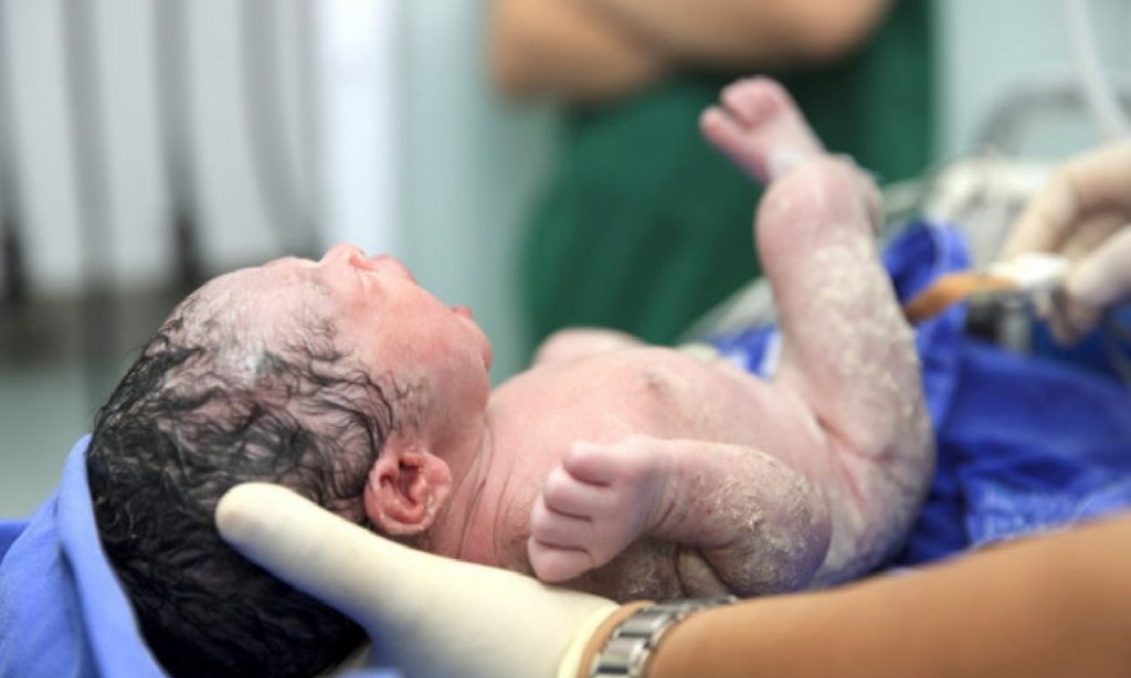 Imagem Ilustrando a Notícia: Bebê nasce com Covid-19 e comprova que vírus passa pela placenta