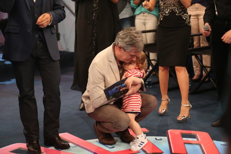 Imagem Ilustrando a Notícia: Serginho Groisman mostra filho pela primeira vez na TV