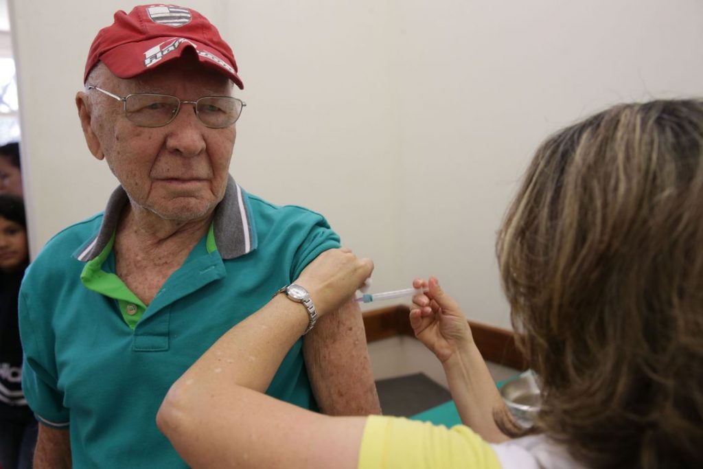 Imagem Ilustrando a Notícia: Cobertura vacinal contra gripe chega a 45% após Dia D