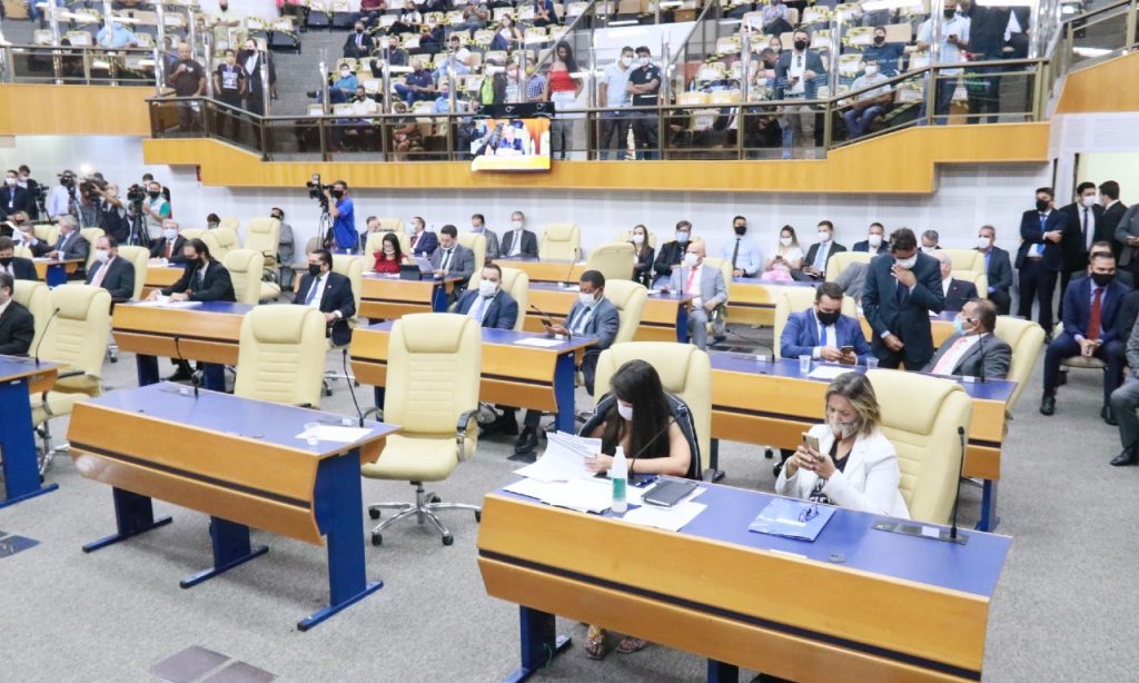 Imagem Ilustrando a Notícia: Renda Família de R$ 300 tem impasse na Câmara