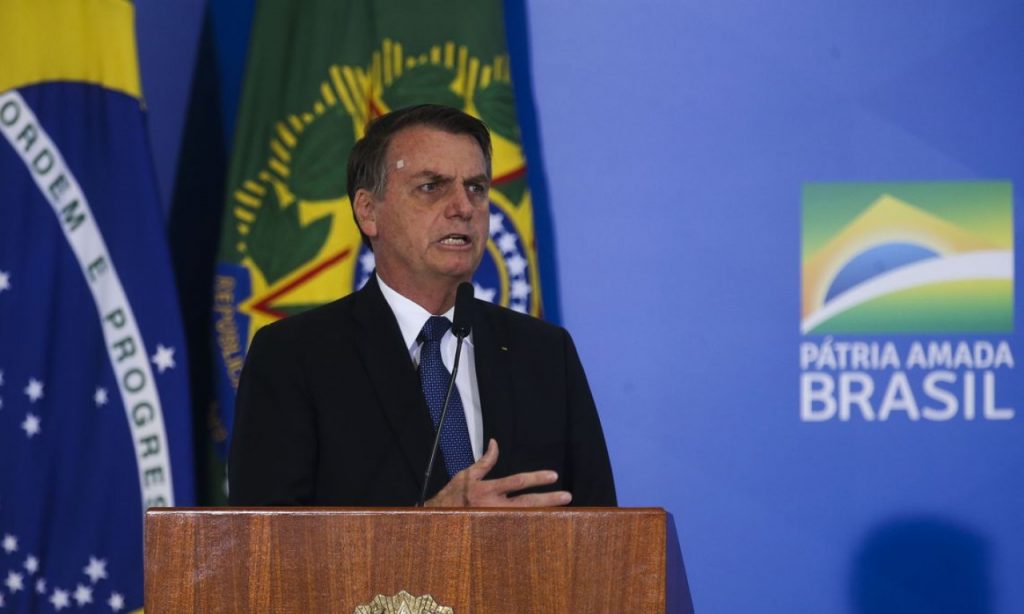 Imagem Ilustrando a Notícia: Bolsonaro revoga decreto de armas e publica novas regras