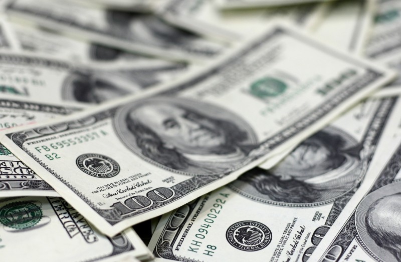 Imagem Ilustrando a Notícia: Dólar fecha abaixo de R$ 3,10, a menor cotação em 19 meses