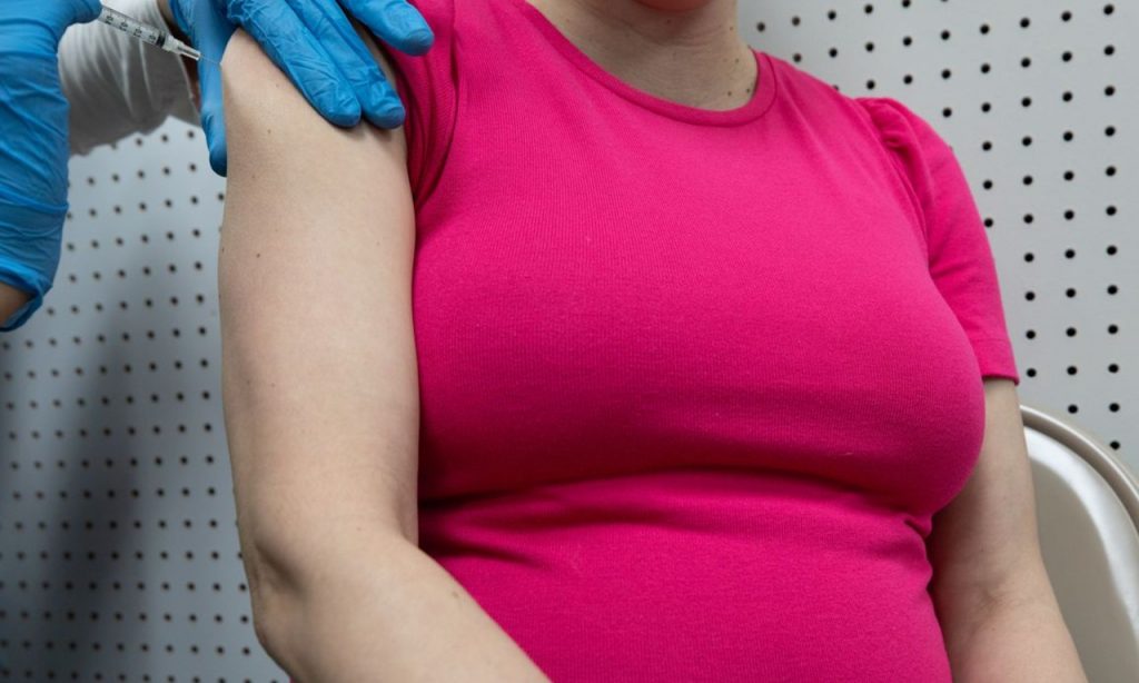 Imagem Ilustrando a Notícia: Covid-19: pessoas já infectadas devem esperar um mês antes de vacinar
