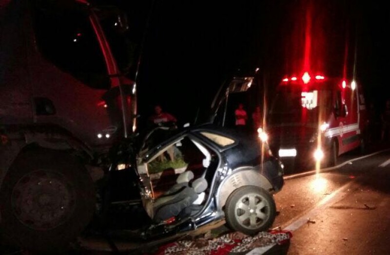Imagem Ilustrando a Notícia: Acidente entre carro e caminhão deixa um morto e três feridos na BR-020