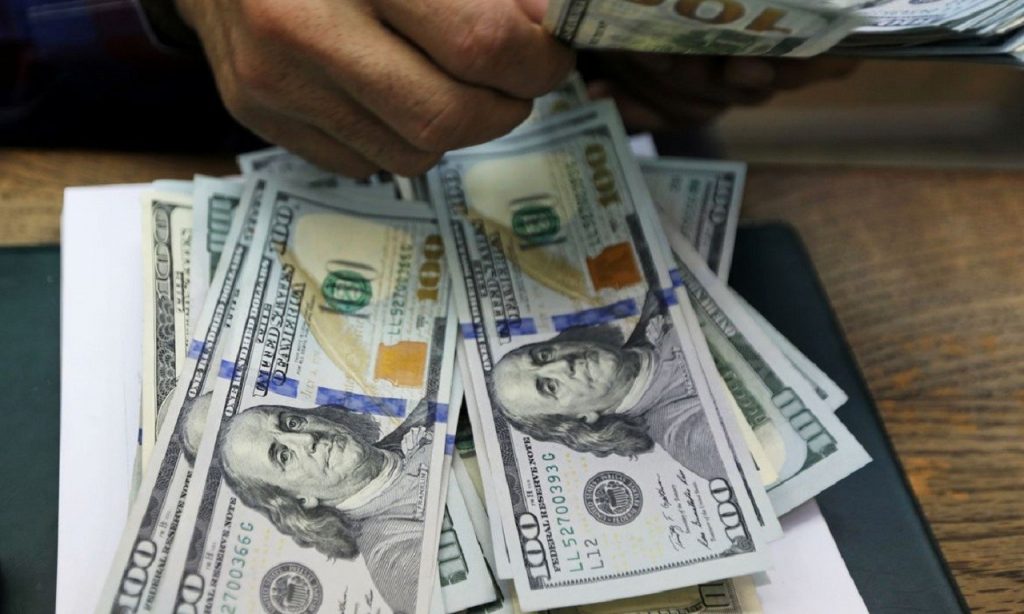 Imagem Ilustrando a Notícia: Dólar cai nesta sexta, mas fecha mês com alta de 2,17%