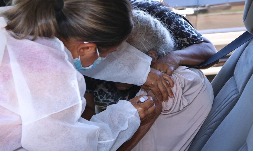 Imagem Ilustrando a Notícia: Idosos de 70 anos começam a ser vacinados em Senador Canedo