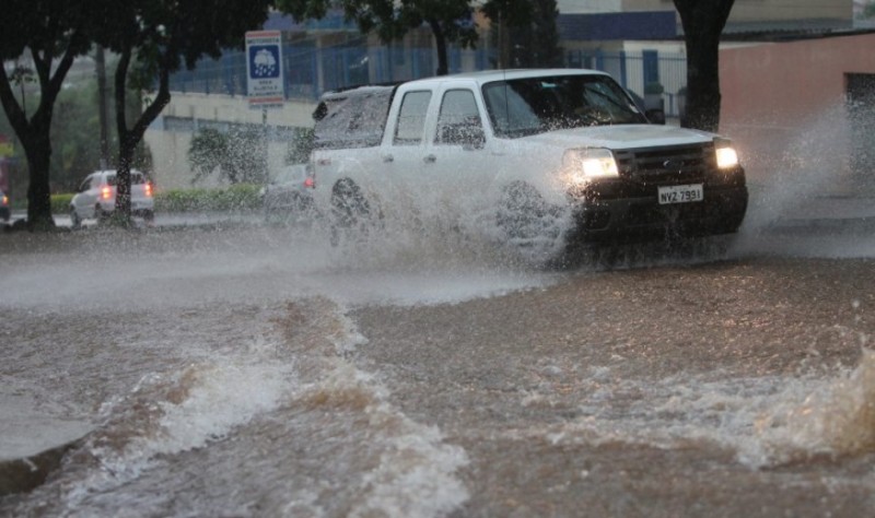 Imagem Ilustrando a Notícia: Chuva ameniza clima seco e baixa umidade do ar em Goiânia