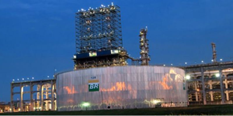 Imagem Ilustrando a Notícia: Petrobras anuncia redução de 0,84% no preço da gasolina