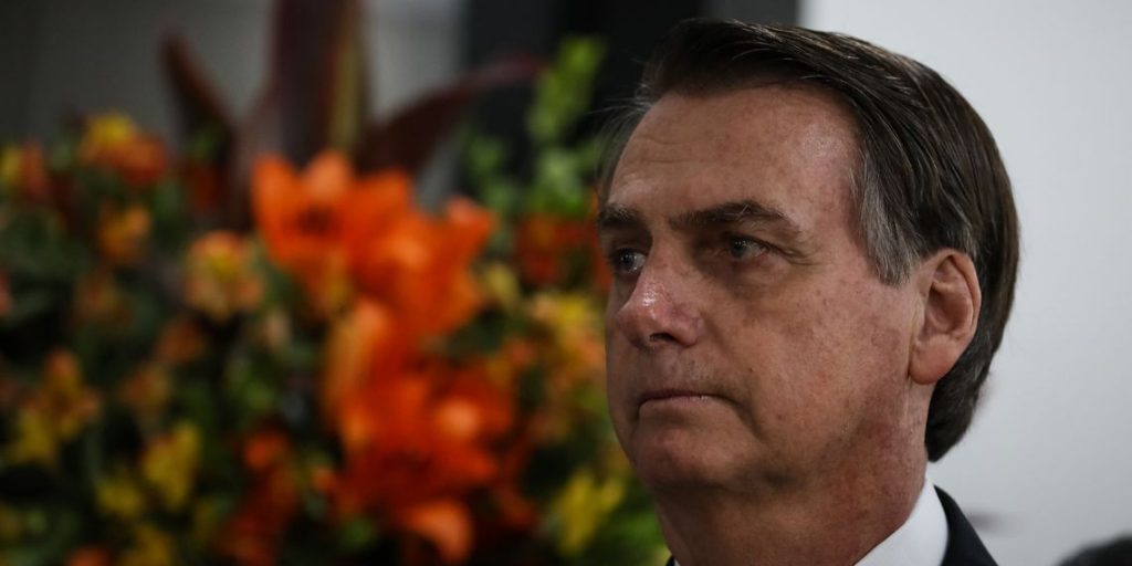 Imagem Ilustrando a Notícia: Bolsonaro chega a São Paulo, onde assiste a apresentação sobre grafeno