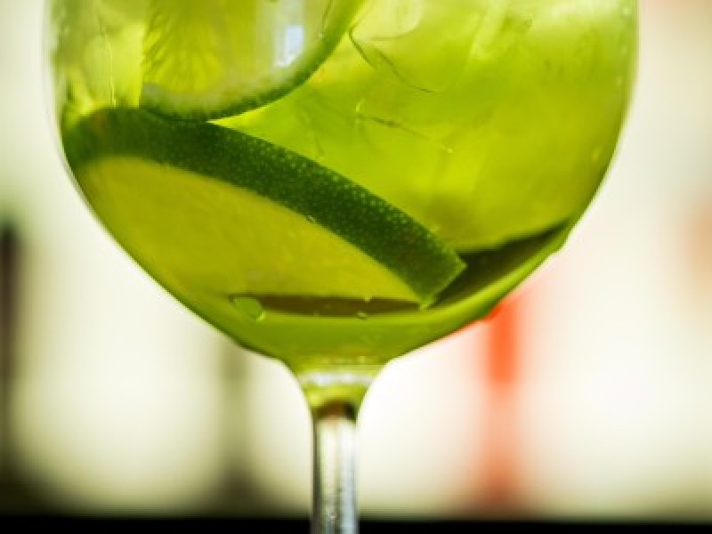 Imagem Ilustrando a Notícia: Gim-tônica: Faça um drink refrescante para os dias de calor e de carnaval