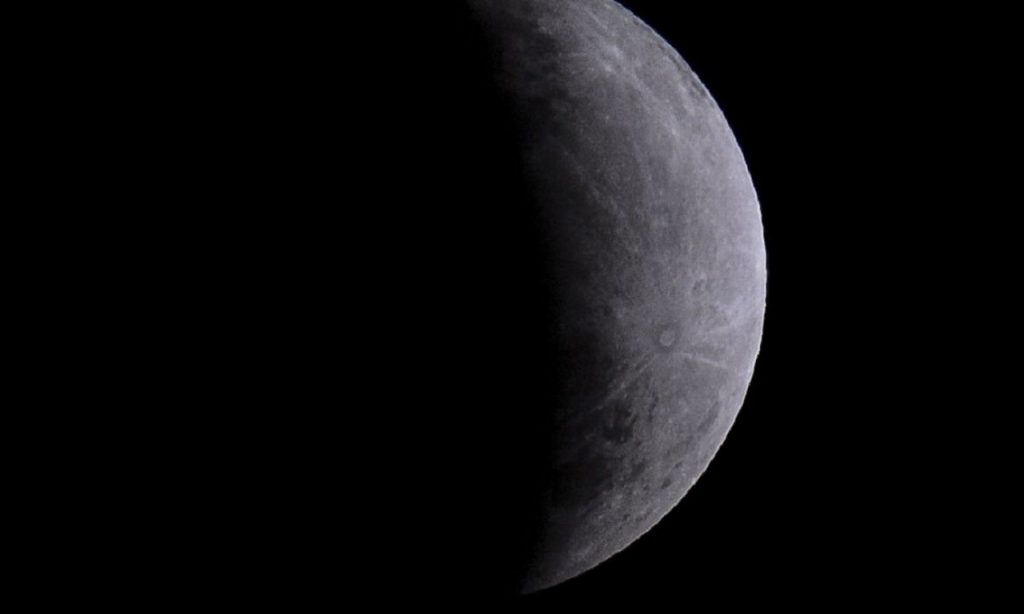 Imagem Ilustrando a Notícia: Nasa anuncia descoberta de água em estado líquido na Lua