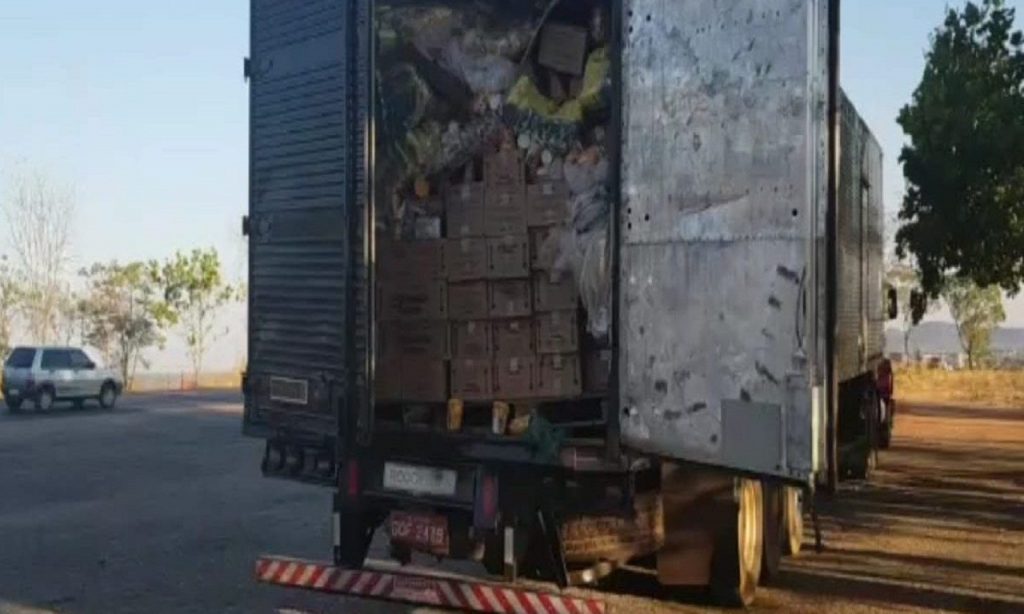Imagem Ilustrando a Notícia: PRF prende homem com carga de 16 toneladas de café roubada, em Uruaçu