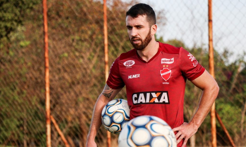 Imagem Ilustrando a Notícia: Vila Nova dispensa seis jogadores