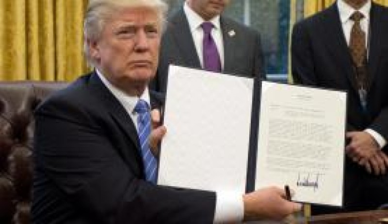Imagem Ilustrando a Notícia: Trump deve assinar amanhã novo decreto sobre imigrações nos EUA
