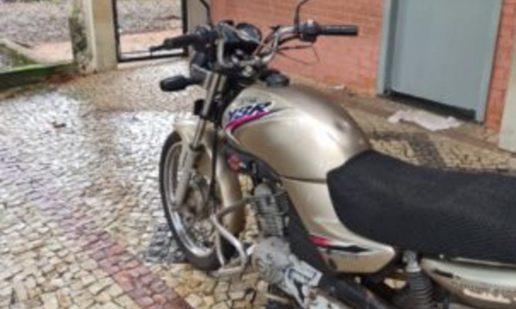 Imagem Ilustrando a Notícia: PC prende mulher que usou “Boa Noite, Cinderela” para roubar motocicleta, em Goiânia
