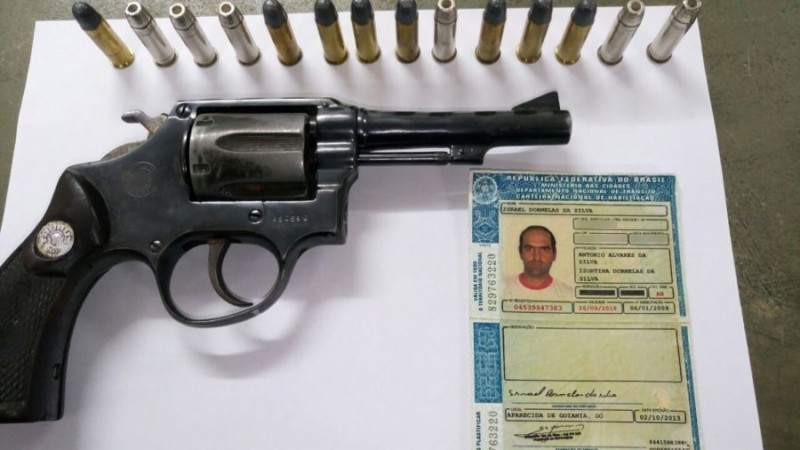 Imagem Ilustrando a Notícia: Homem é preso com arma de fogo e 14 munições em Aparecida de Goiânia
