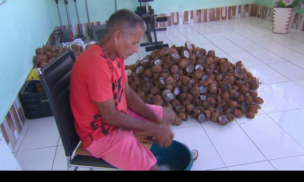 Imagem Ilustrando a Notícia: Homem vende cocadas e consegue comprar máquinas para produção de perucas para mulheres com câncer