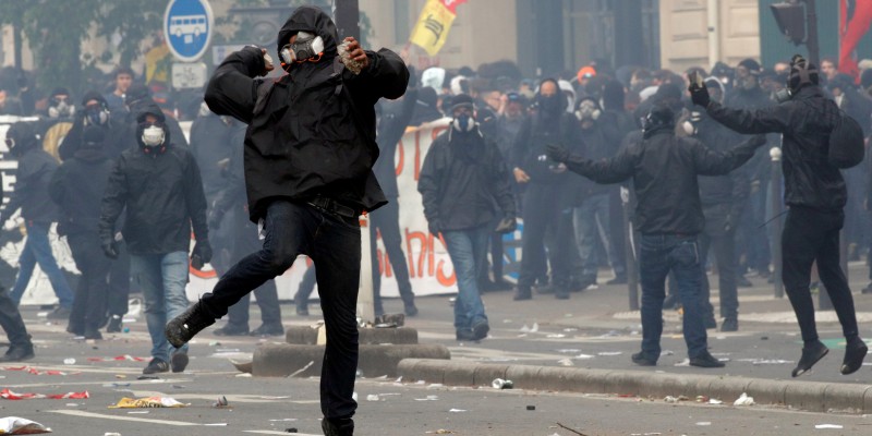 Imagem Ilustrando a Notícia: Durante manifesto, violência marca Dia  do Trabalho em Paris