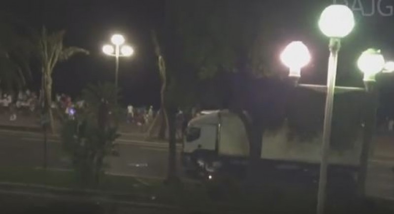Imagem Ilustrando a Notícia: Vídeo mostra momento em que caminhão avança contra multidão em Nice
