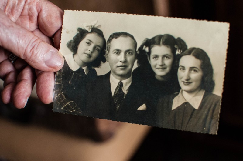 Imagem Ilustrando a Notícia: Sobreviventes do holocausto em mostra