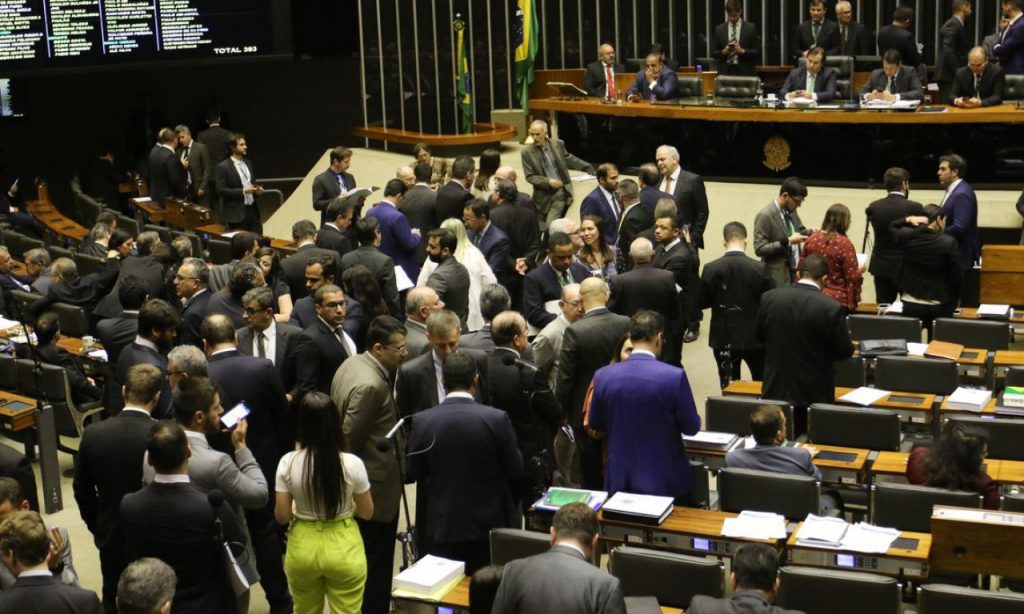 Imagem Ilustrando a Notícia: Câmara aprova pacote anticrime de Sérgio Moro, mas desidratado