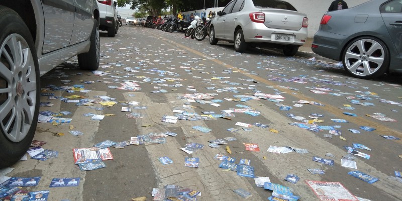 Imagem Ilustrando a Notícia: Ruas sujas pedem reforço na limpeza