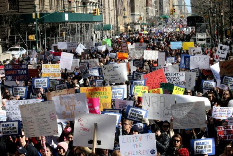 Imagem Ilustrando a Notícia: Protesto pelo controle de armas cobram mudanças do governo no EUA