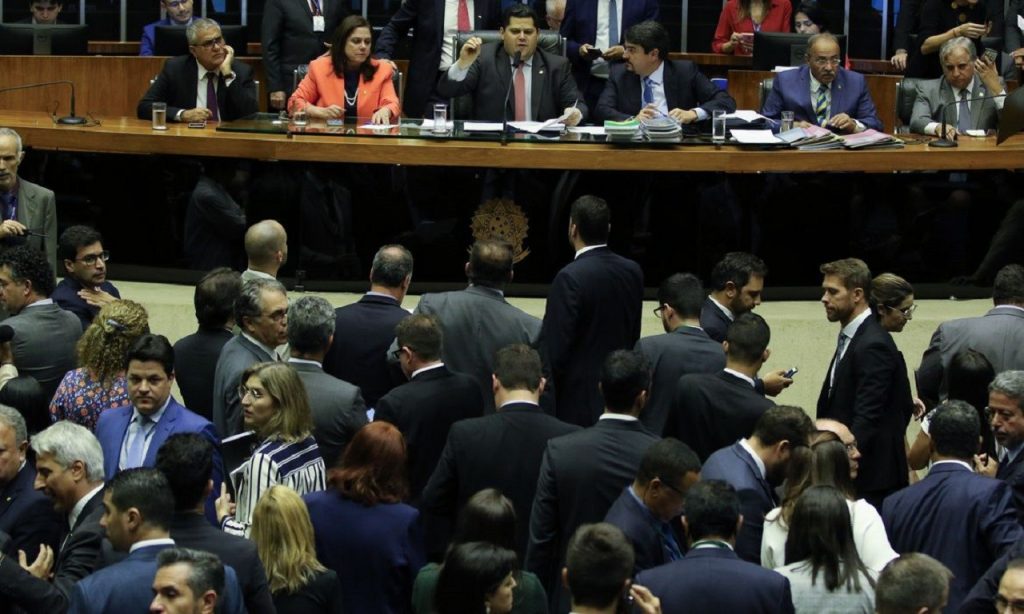 Imagem Ilustrando a Notícia: Após acordo com Bolsonaro, Congresso mantém veto ao Orçamento impositivo