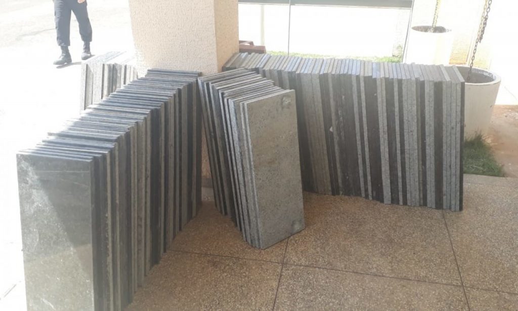 Imagem Ilustrando a Notícia: Agentes encontram 50 celulares em mármore utilizado na reforma de presídio